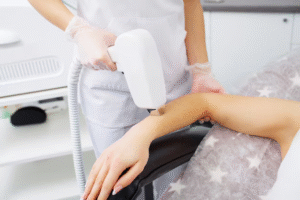 إزالة الشعر بالليزر أم الشمع